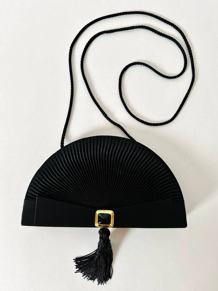Pochette vintage Guy Laroche forma a ventaglio in raso nero con nappa couture