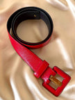 Cintura Yves Saint Laurent in pelle rossa con fibbia ricoperta e borchia dorata con logo YSL