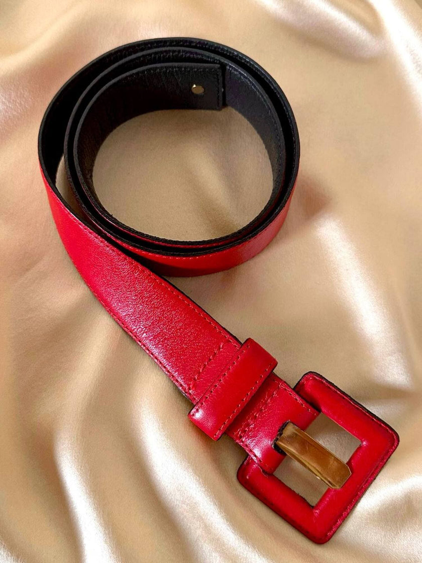 Cintura Yves Saint Laurent in pelle rossa con fibbia ricoperta e borchia dorata con logo YSL