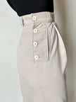 Pantalone vintage in fresco di lana greige con pince e abbottonatura su ambo i lati