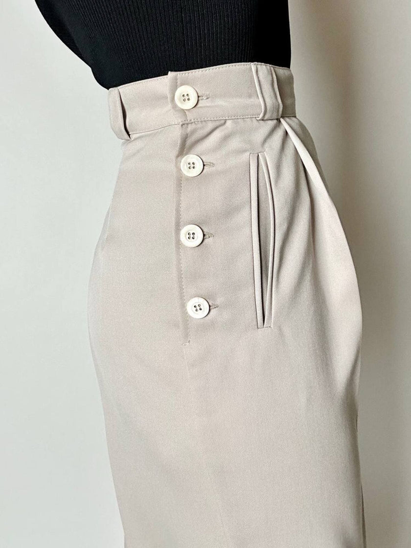 Pantalone vintage in fresco di lana greige con pince e abbottonatura su ambo i lati