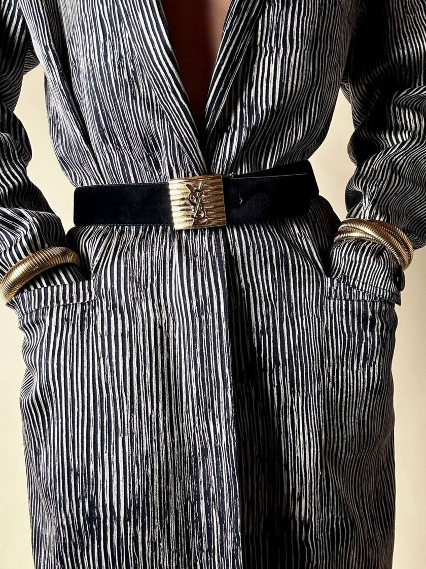 Cintura in camoscio nero con placca logata in metallo oro “Yves Saint Laurent”