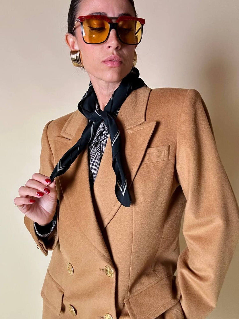 Blazer doppiopetto in lana color biscotto con bottoni dorati “Yves Saint Laurent”