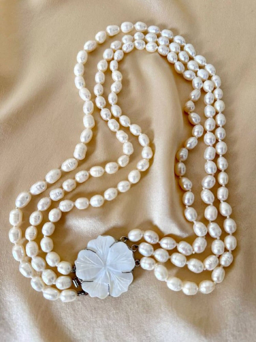 Collana di perle a tre fili con chiusura in madreperla a forma di fiore