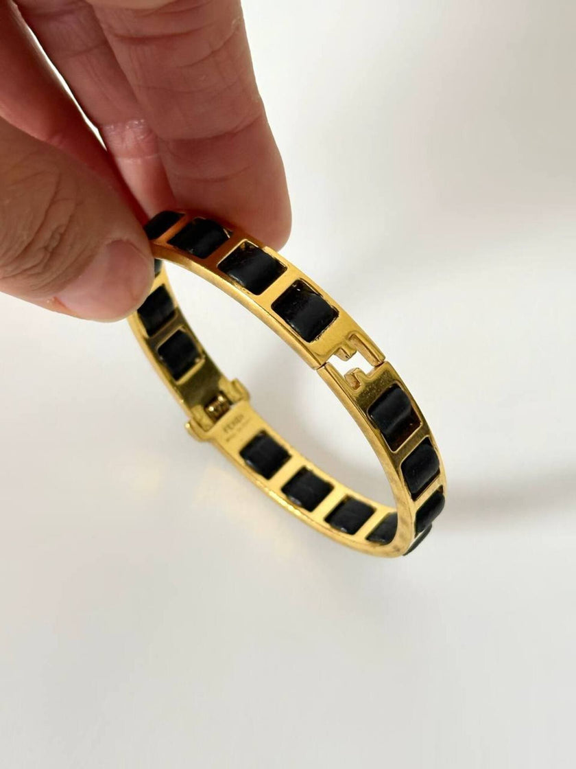 Bracciale vintage Fendi in metallo dorato con inserti in pelle nera intrecciata