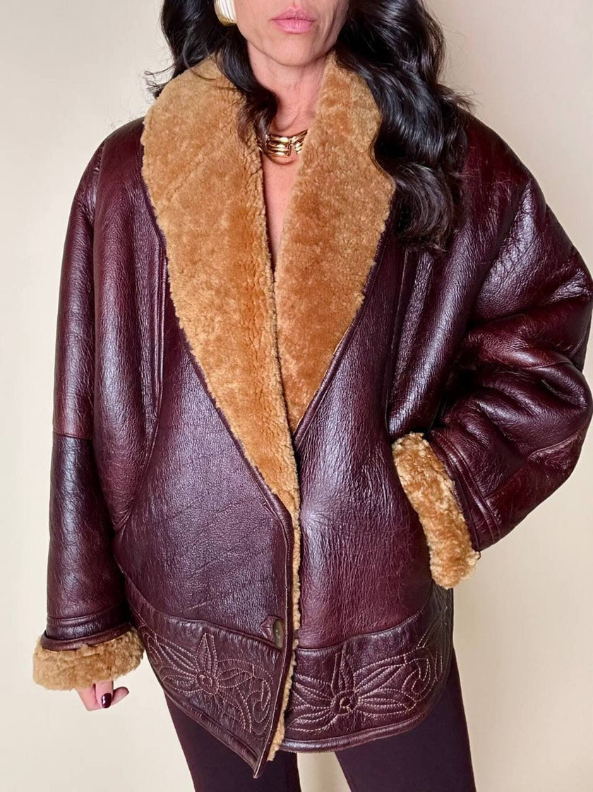 Shearling reverse in pelle liscia marrone castagno con vello caramello e ricamo sul fondo