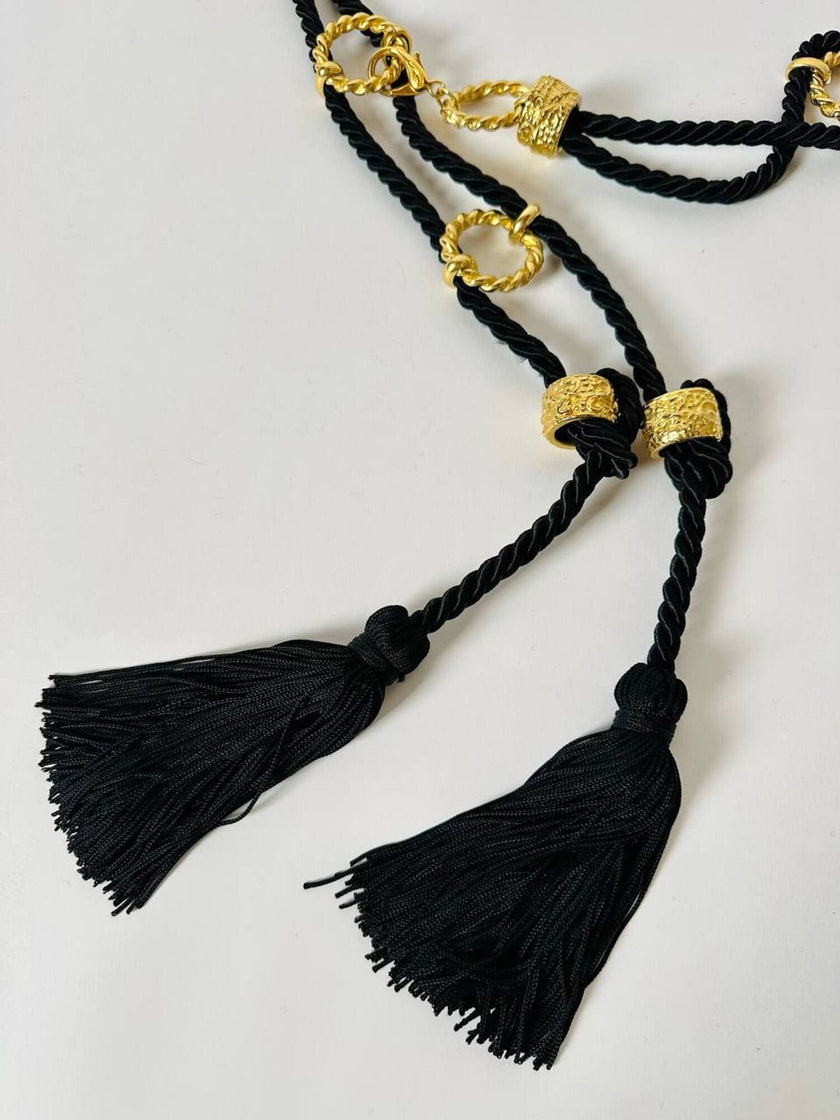 Cintura gioiello in cordino nero elementi metallici tondi e nappe terminali
