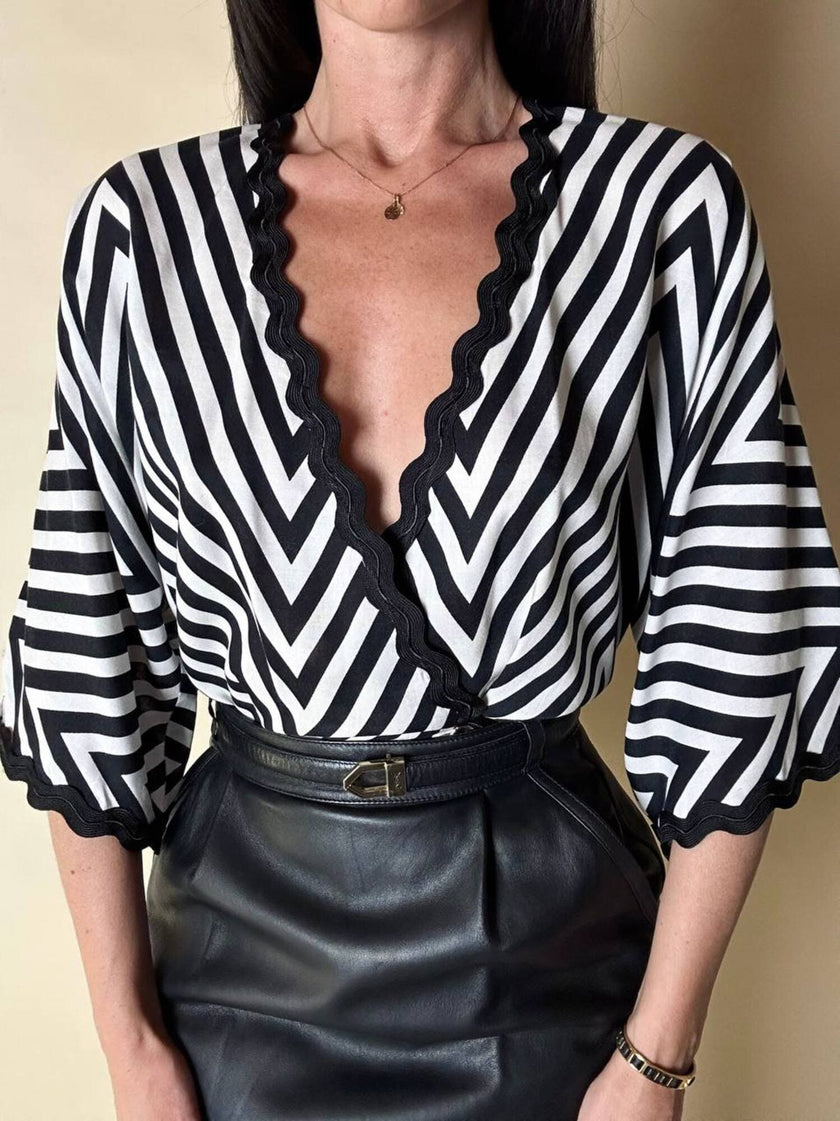 Camicetta vintage Guy Laroche con motivo chevron bianco e nero profili ondulati e bottoni dorati