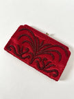 Pochette vintage in seta rosso cardinale ricamata con perline tono su tono