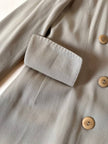 Blazer doppiopetto Ēlectre in rasato di lana beige con taglio ricercato e impunture in tinta