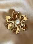 Spilla dorata a forma di fiore con perla cabochon “Yves Saint Laurent”