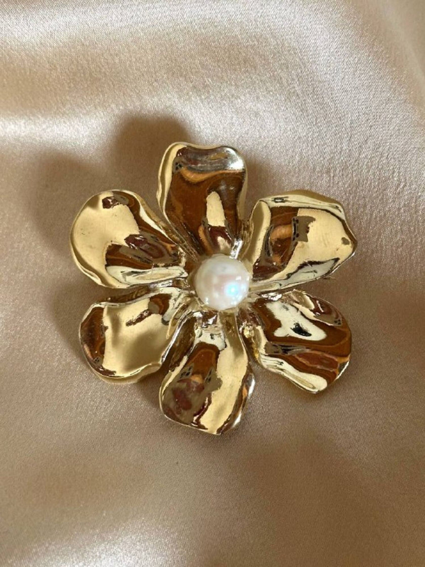 Spilla dorata a forma di fiore con perla cabochon “Yves Saint Laurent”