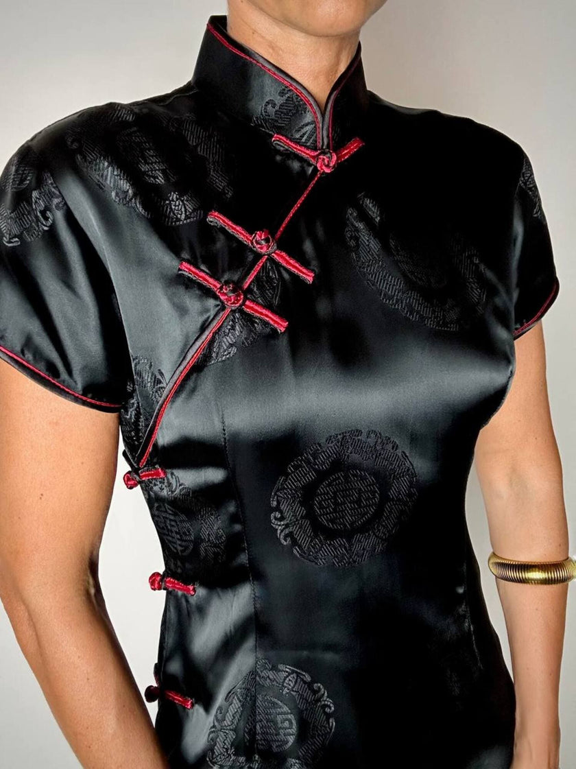 Qipao vintage in raso jacquard nero con profili e alamari neri e rossi