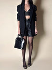 Short vintage in pelle nera modello a vita alta con pince