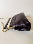 Sac en cuir couleur chocolat avec détail en résine effet écaille et bandoulière en chaîne dorée
