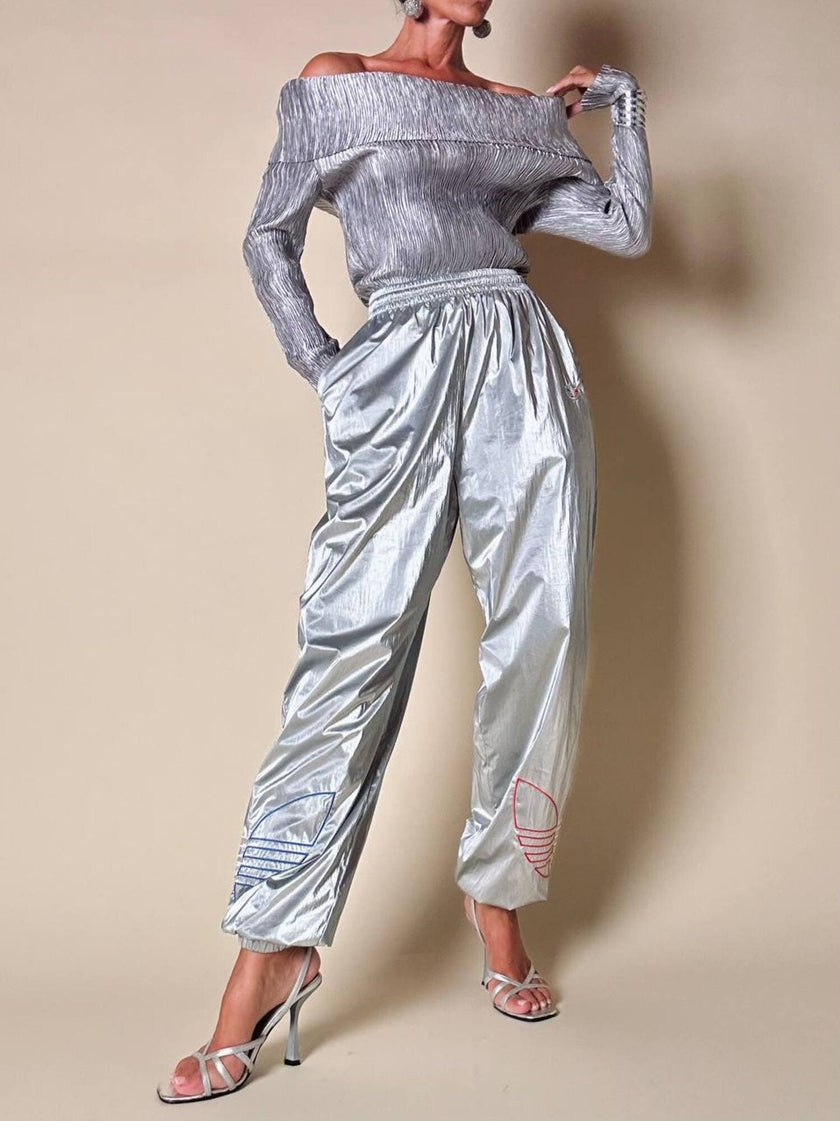 Maglia con spalle scoperte in tessuto micro plissè grigio argento