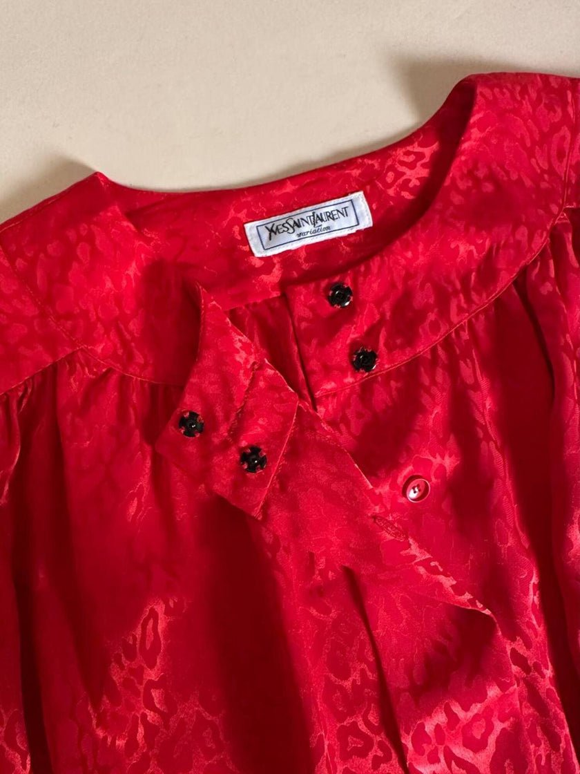 Camicia vintage Yves Saint Laurent in raso jaquard rosso con bottoni neri