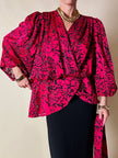 Blusa in chiffon devorè nero con damaschi in raso rosso/fucsia