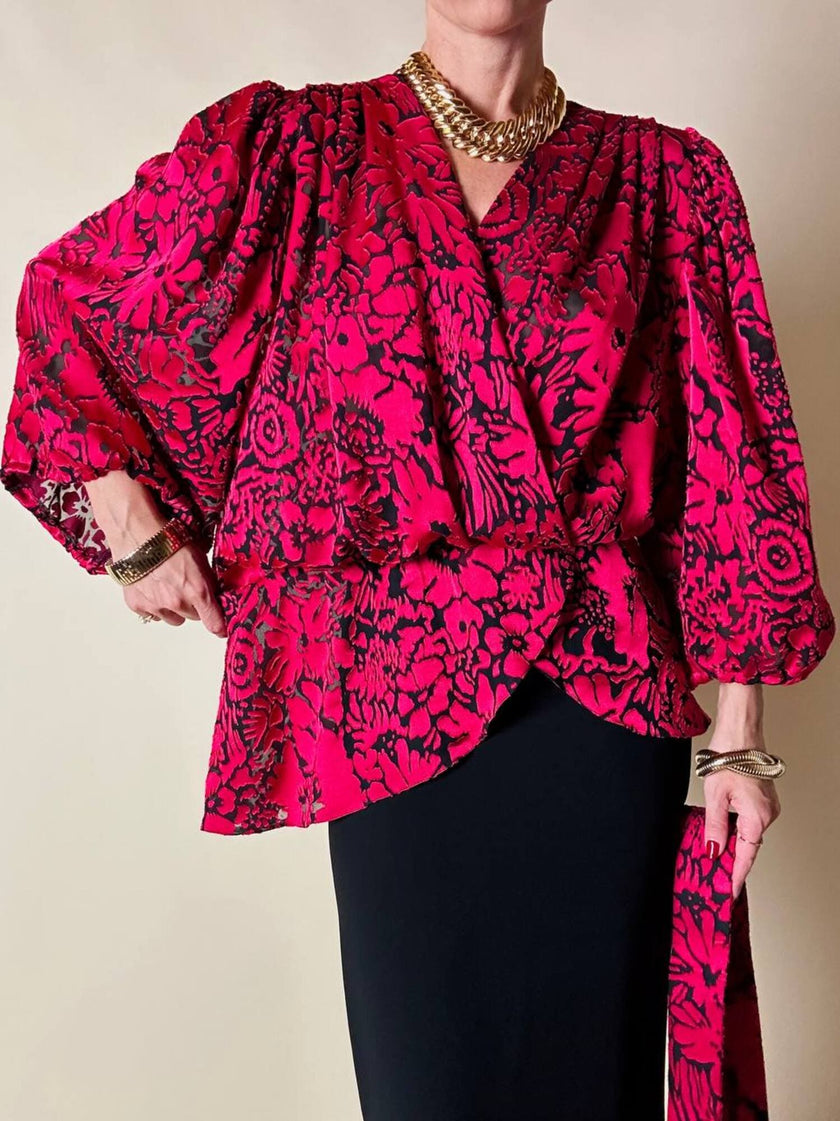 Blusa in chiffon devorè nero con damaschi in raso rosso/fucsia