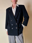 Spilla logo YSL dorata con dust nera “Yves Saint Laurent”