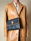 Borsa messenger in pelle nera stampata con profili cuoio “Yves Saint Laurent”