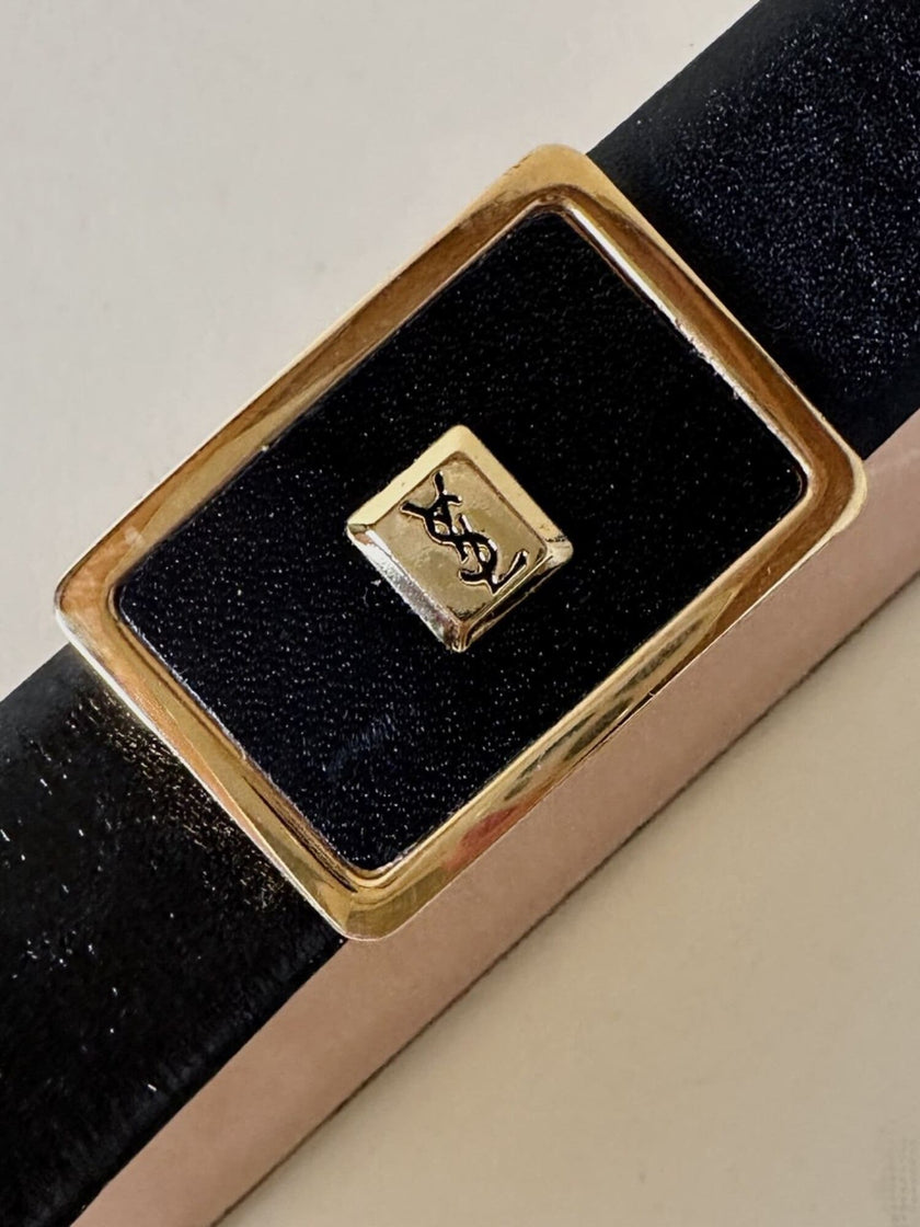 Cintura in pelle nera con fibbia rettangolare dorata “Yves Saint Laurent”