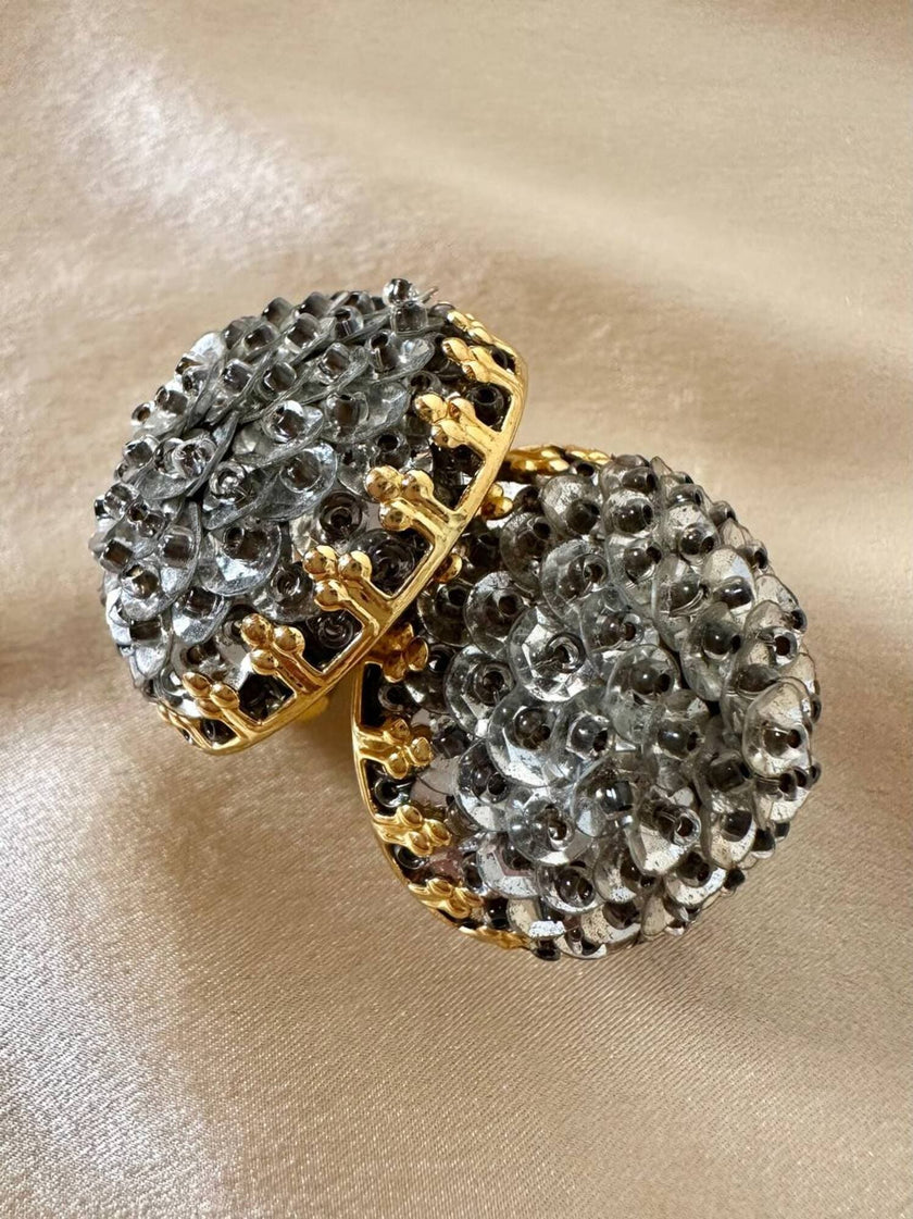 Orecchini a clip in paillettes argento con base dorata