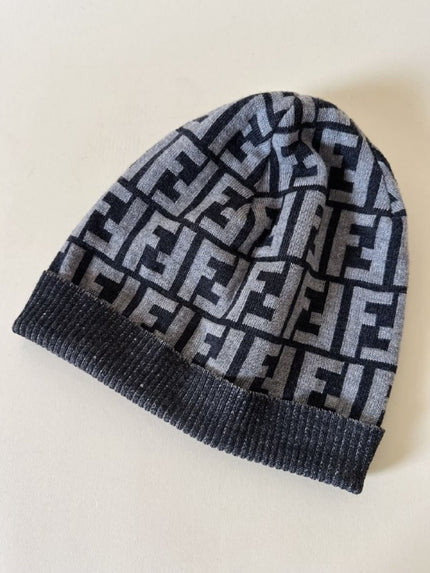 Cappello unisex in lana jacquard Fendi con logo allover
