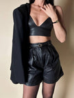 Short vintage in pelle nera modello a vita alta con pince