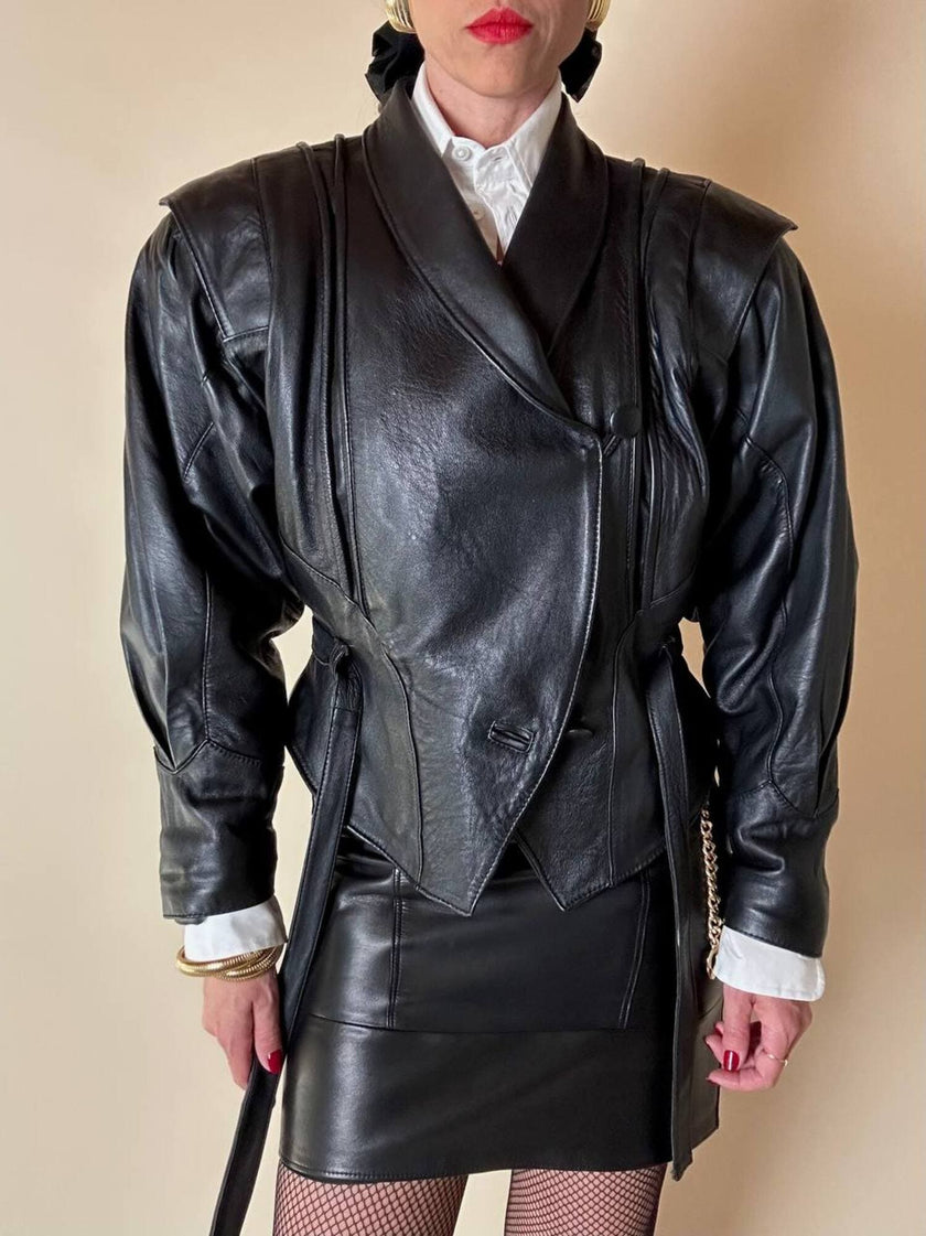 Biker vintage in pelle nera con cintura in vita e fodera couture