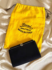Mini pochette in tessuto nero con chiusura logata color oro “Gucci”