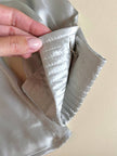 Camicia in raso di seta grigio perla con gemelli in madreperla “Valentino Garavani”