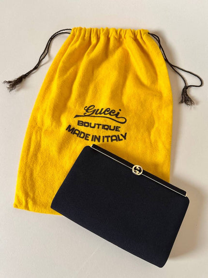 Mini pochette in tessuto nero con chiusura logata color oro “Gucci”