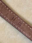 Gucci 4500 Quarzuhr mit goldenem Zifferblatt und schwarzem Lederarmband in Krokodillederoptik