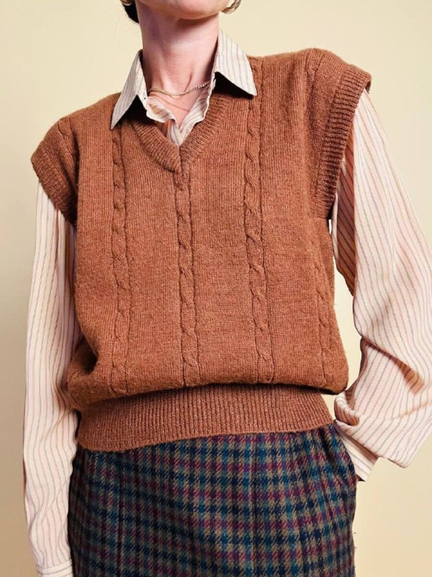 Gilet in lana color tabacco con motivo a trecce