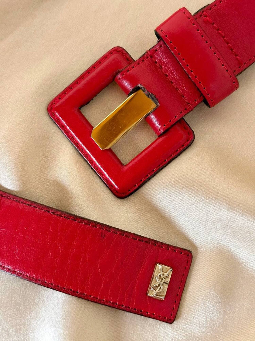 Cintura Yves Saint Laurent in pelle rossa con fibbia ricoperta e borchia dorata con logo YSL