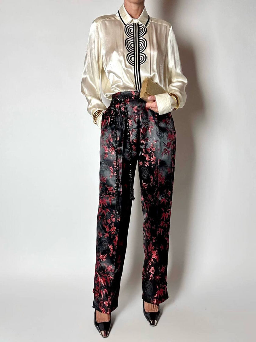 Pantalone vintage a vita alta in raso jacquard nero e rosso fantasia bambù e fiori di prugno