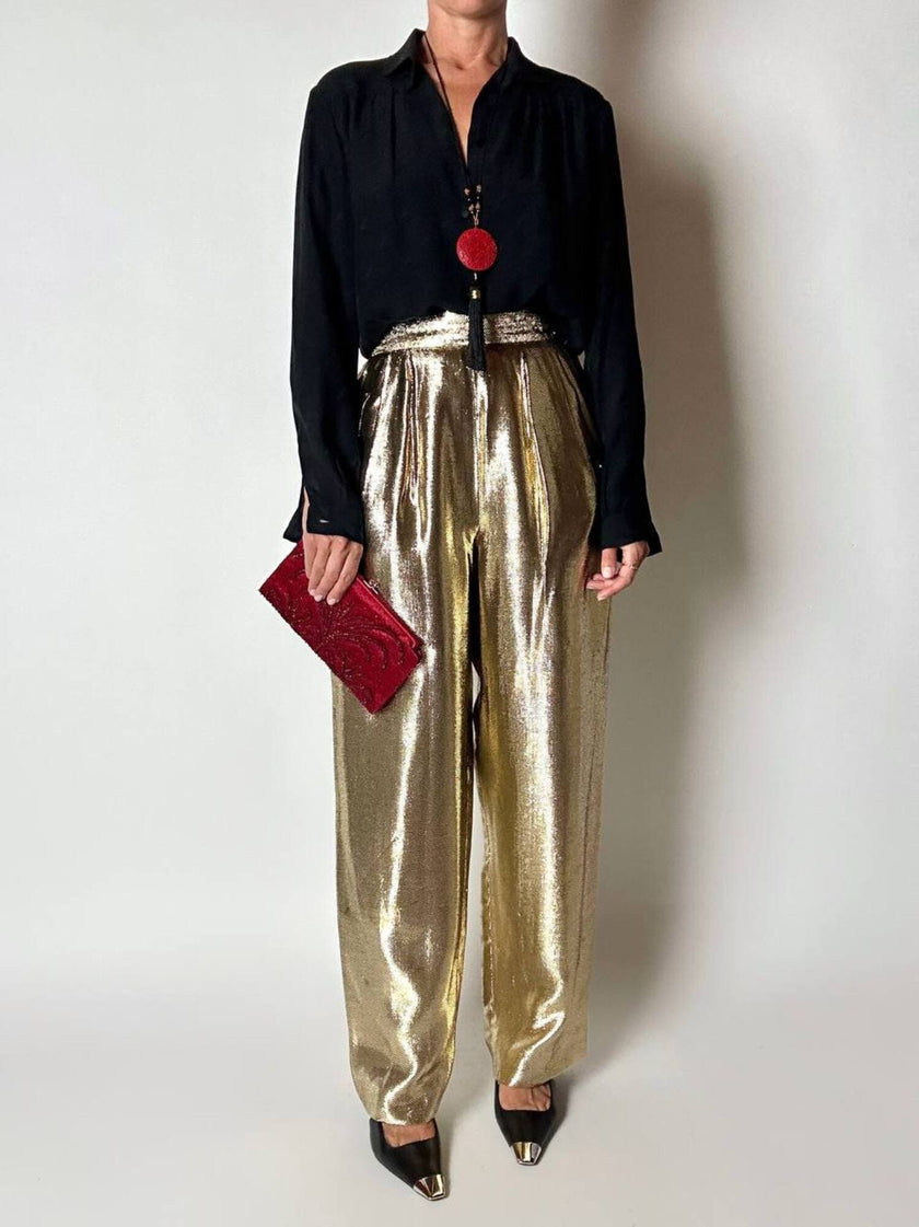 Camicia vintage in seta nera Yves Saint Laurent con logo YSL allover e bottoni in Jet