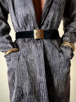 Cintura vintage Yves Saint Laurent in camoscio nero con maxi fibbia oro logata YSL