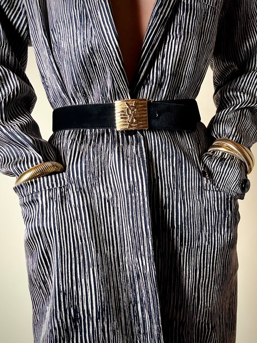 Cintura vintage Yves Saint Laurent in camoscio nero con maxi fibbia oro logata YSL