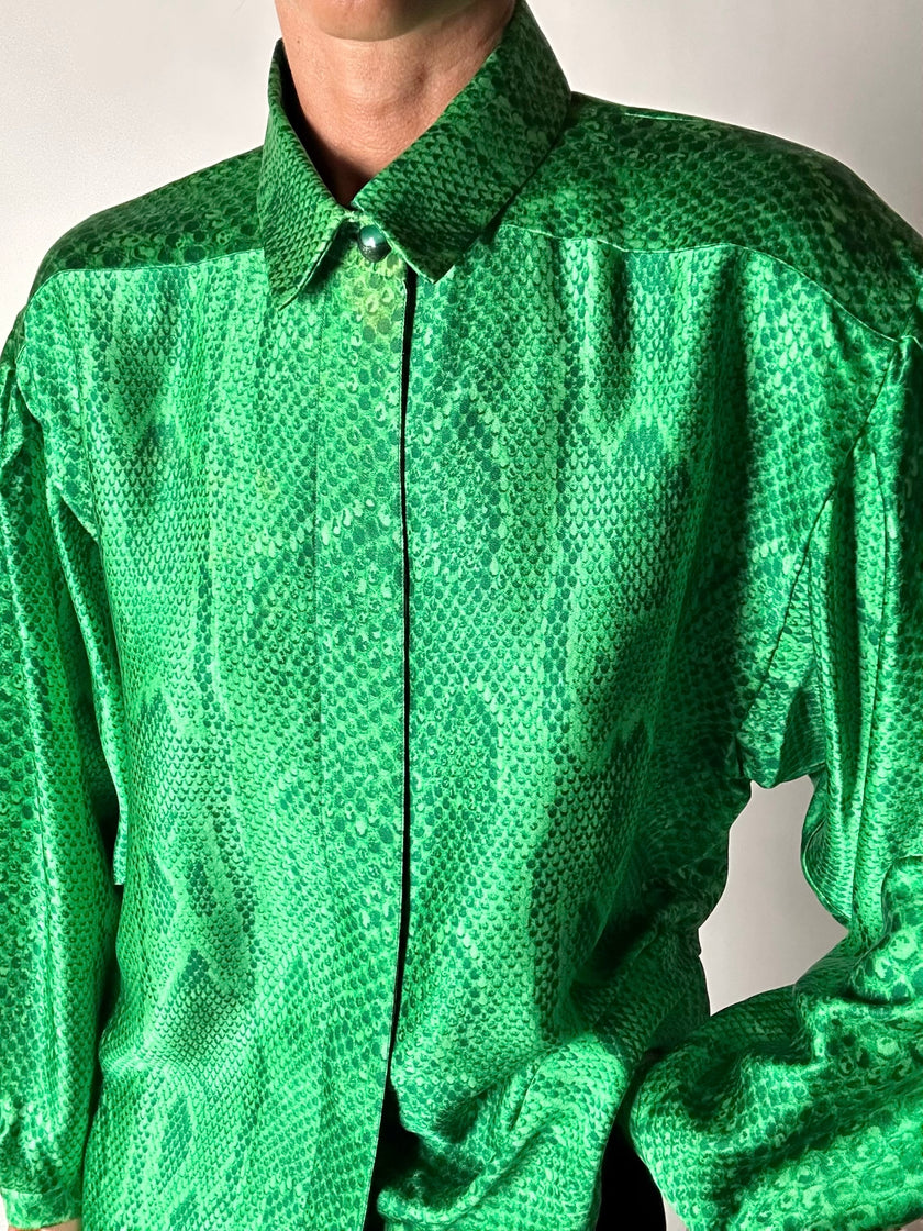 Camicia vintage sartoriale in raso di seta stampa pitone verde smeraldo