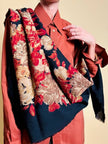 Scialle in lana nera con fiori barocchi