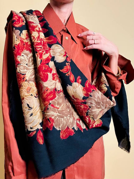 Scialle in lana nera con fiori barocchi