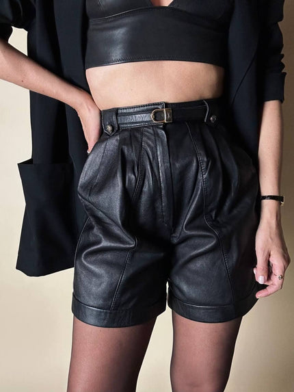 Short vintage in pelle nera modello a vita alta con pince