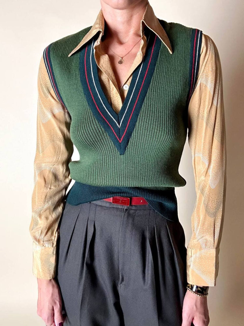 Gilet in lana verde prato con scollo a V e profili a contrasto verde bosco