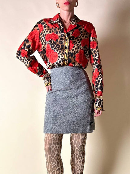 Camicia in seta leopardata con rose rosse e dettagli barocchi “Laurèl”
