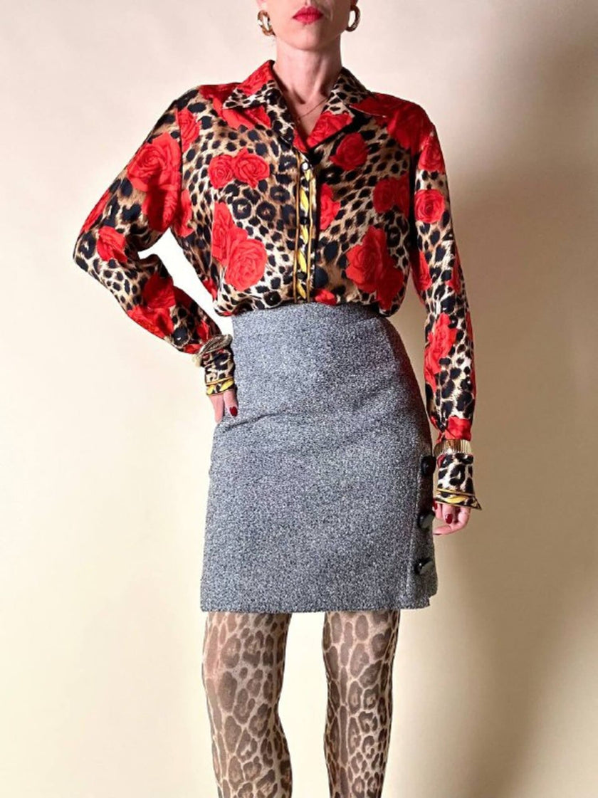 Camicia in seta leopardata con rose rosse e dettagli barocchi “Laurèl”