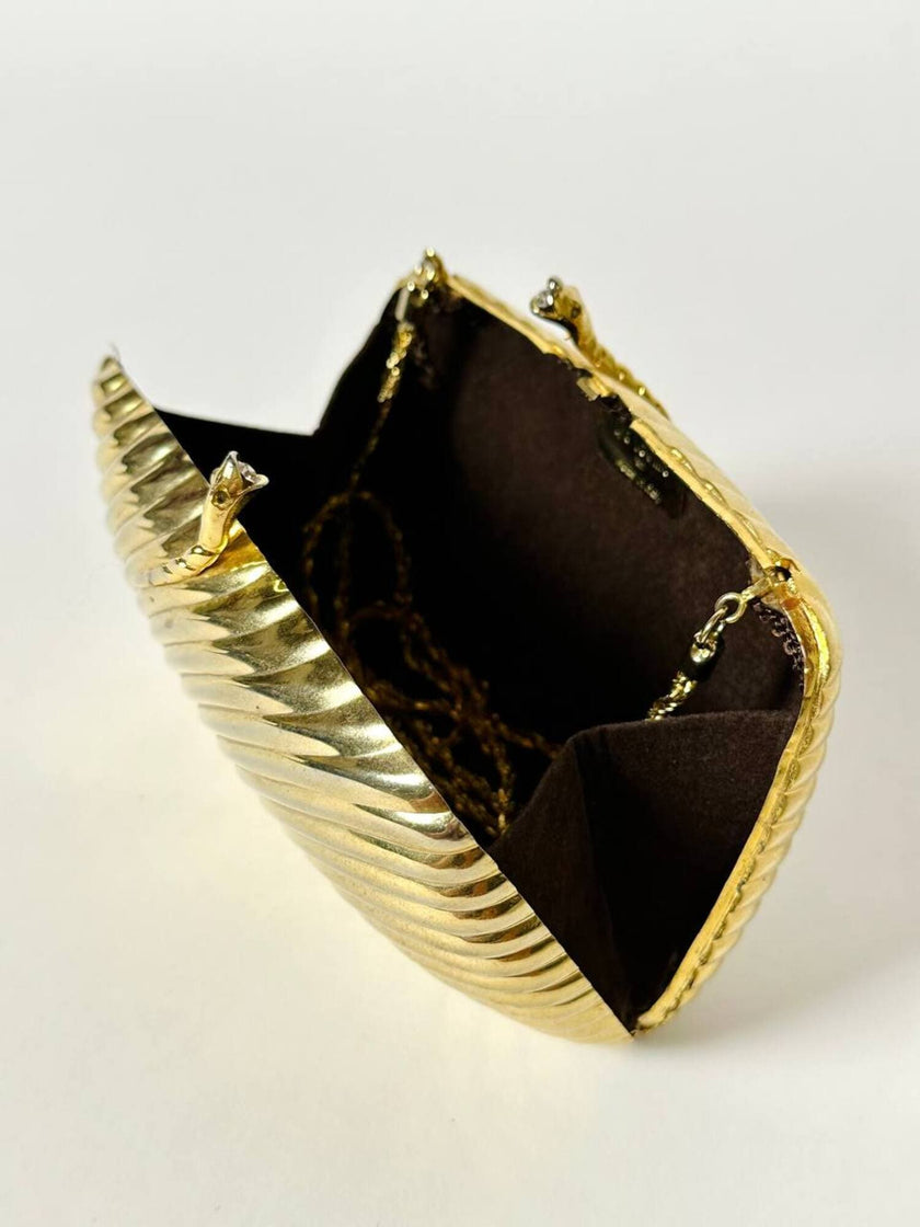 Clutch vintage in metallo dorato con motivo cannelé e chiusura serpenti De Leville