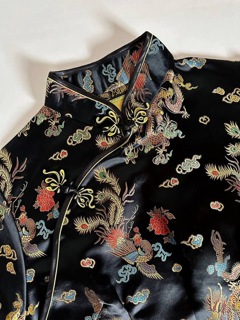 Qipao vintage in raso jacquard nero fantasia orientale con draghi e fenici