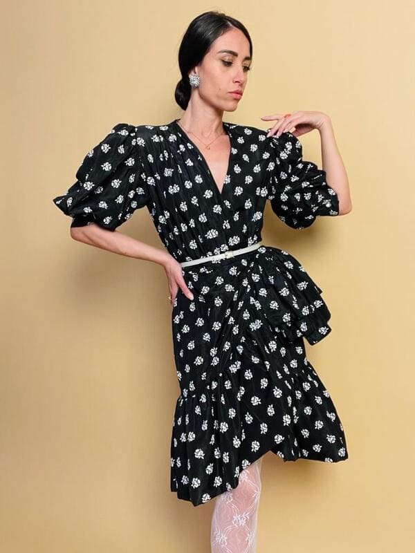 Puffy dress nero con rose bianche